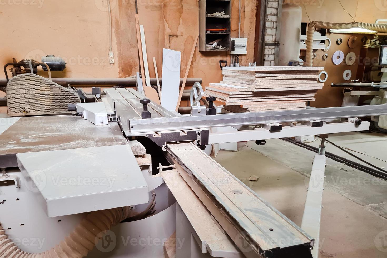 Sägemaschine für die Holzbearbeitung. Tischlerproduktion für Holz. Kleinunternehmen. Werkstatt für die Herstellung von Holzprodukten. foto