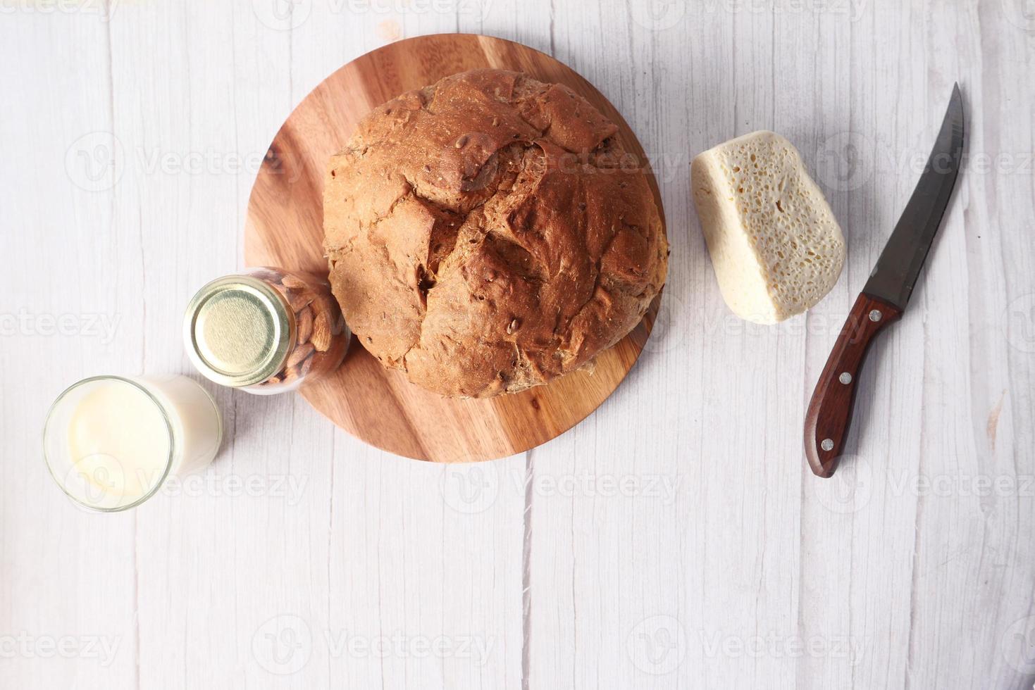 Brot auf einem Holzbrett foto