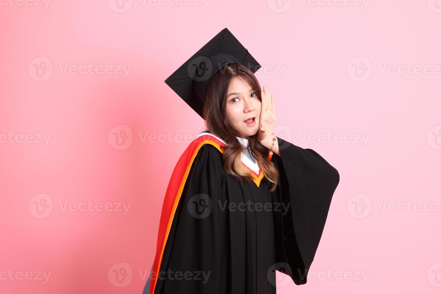 Mädchen mit Abschluss Kleid foto