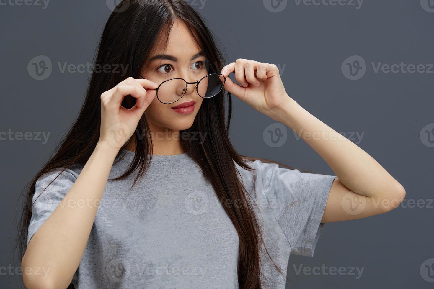 ziemlich Frau Brille auf Gesicht Mode Lebensstil grau T-Shirt isoliert Hintergrund foto
