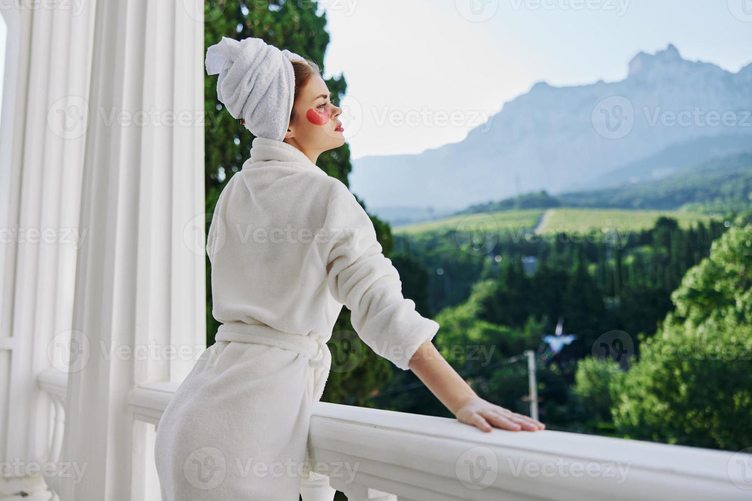 Porträt Frau haben Schönheit unter dem Auge Patch Behandlung suchen auf das Aussicht foto