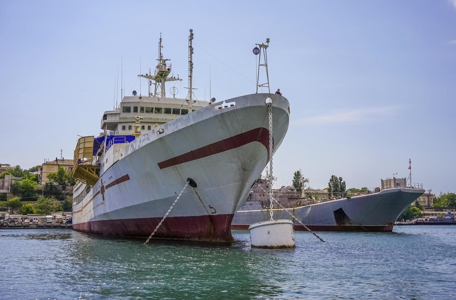 Seelandschaft von großen Schiffen im Hafen in Sewastopol, Krim foto