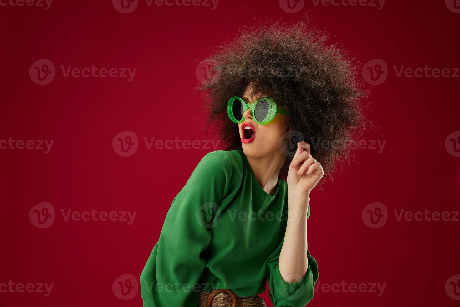 Schönheit Mode Frau Grün Kleid afro Frisur dunkel Brille zwanzig Prozent im Hände Studio Modell- unverändert foto