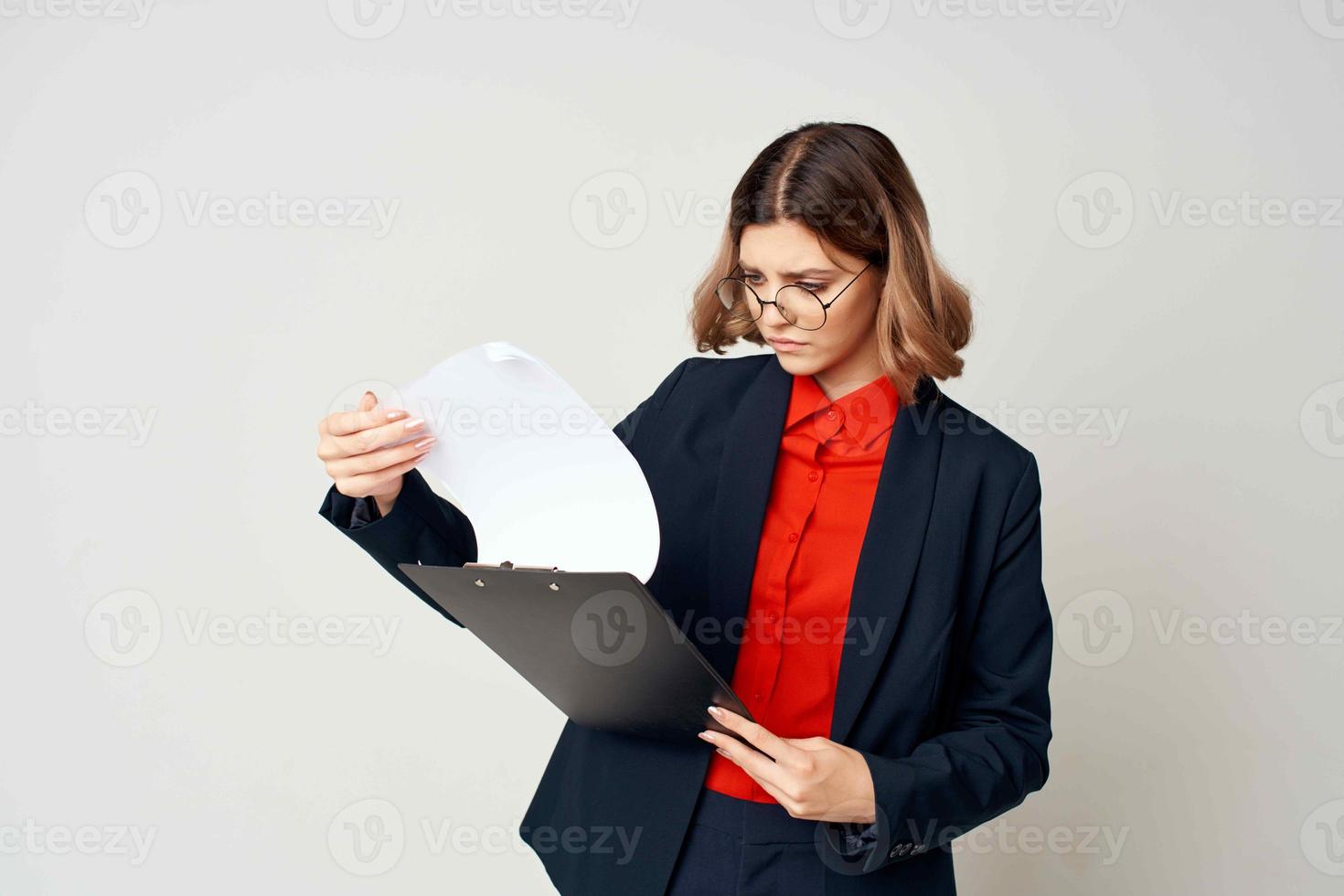 Frau im passen mit Unterlagen Büro Manager Sekretär Arbeit foto