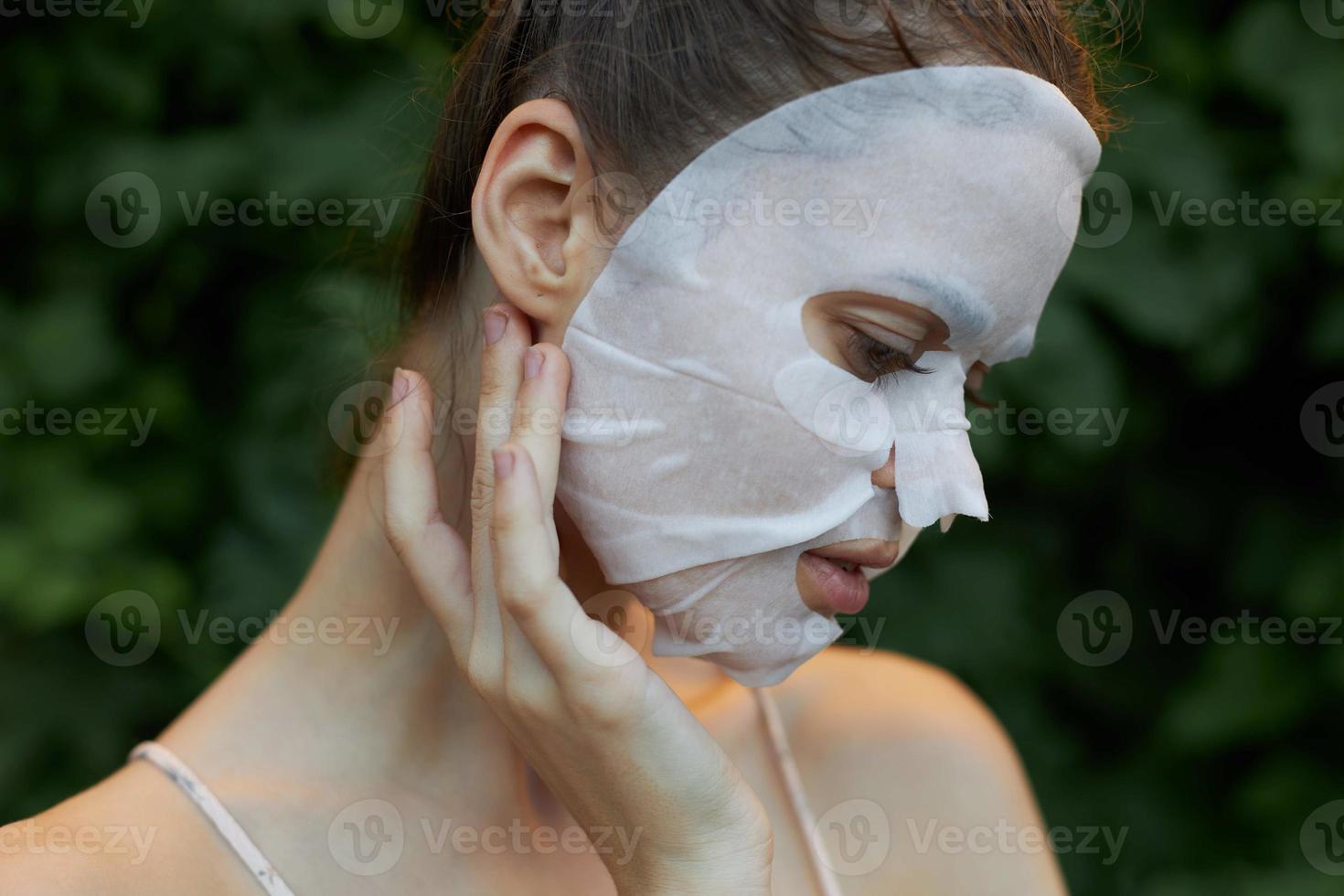 Porträt von ein Frau Gesicht Maske geschlossen Augen Verjüngung foto