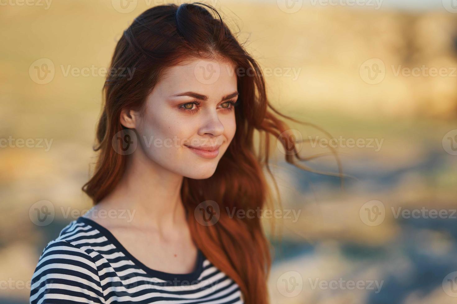 ziemlich Frau im ein gestreift T-Shirt draußen Sommer- Sonne Berge foto