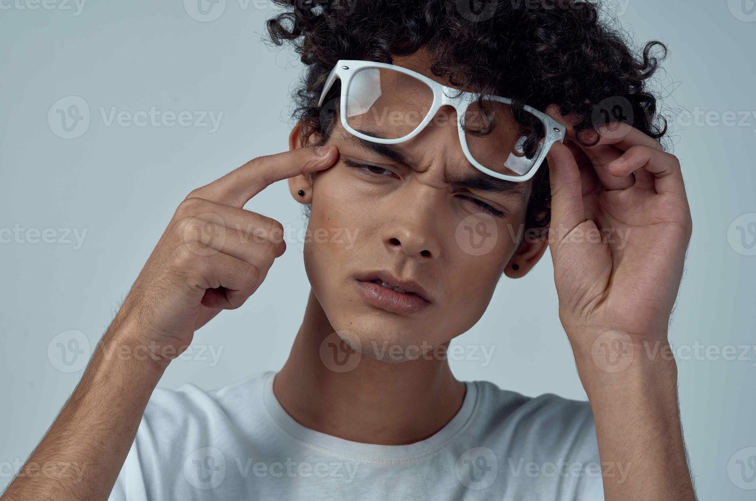 Kerl mit lockig Haar tragen Brille Arm Sehvermögen Gesundheit Probleme foto