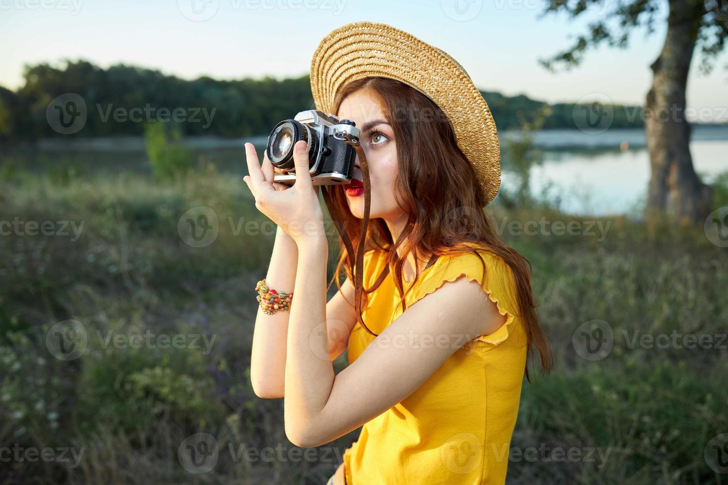 Frau Fotograf sieht aus in das Kamera Linse Natur Sommer- frisch Luft foto