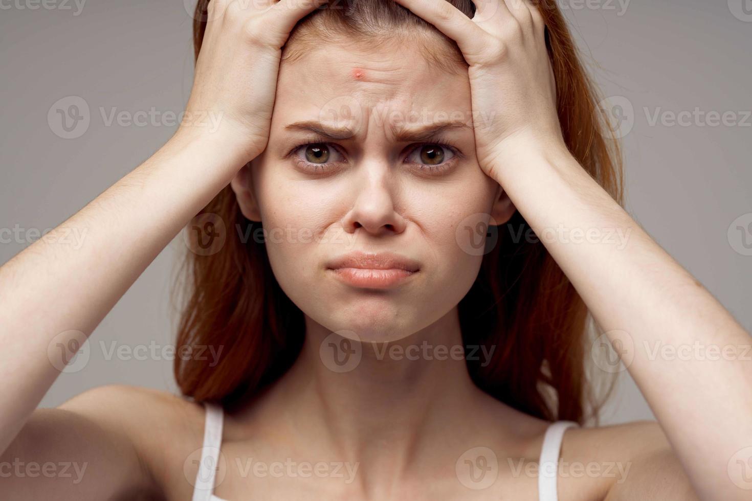 schön Frau Lupe in der Nähe von das Gesicht Hygiene Licht Hintergrund foto