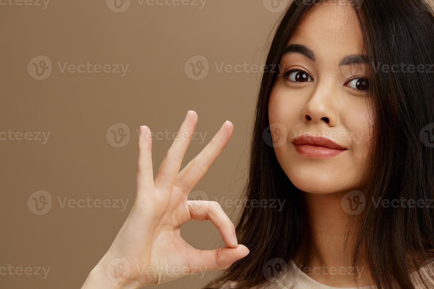 ziemlich Frau attraktiv aussehen Charme im ein T-Shirt isoliert Hintergrund foto