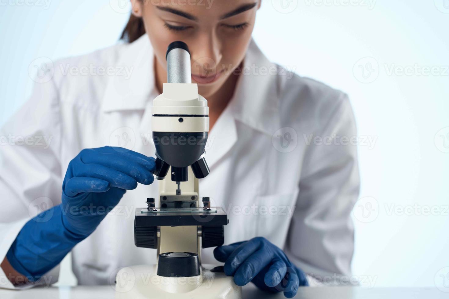 weiblich Arzt Labor Mikroskop Diagnose Forschung Mikrobiologie foto