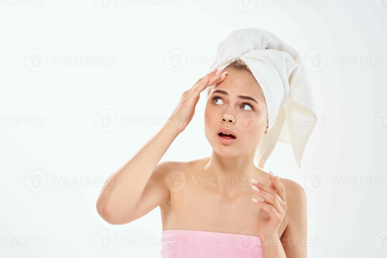 Frau mit nackt Schultern mit ein Handtuch auf ihr Kopf sauber Haut foto