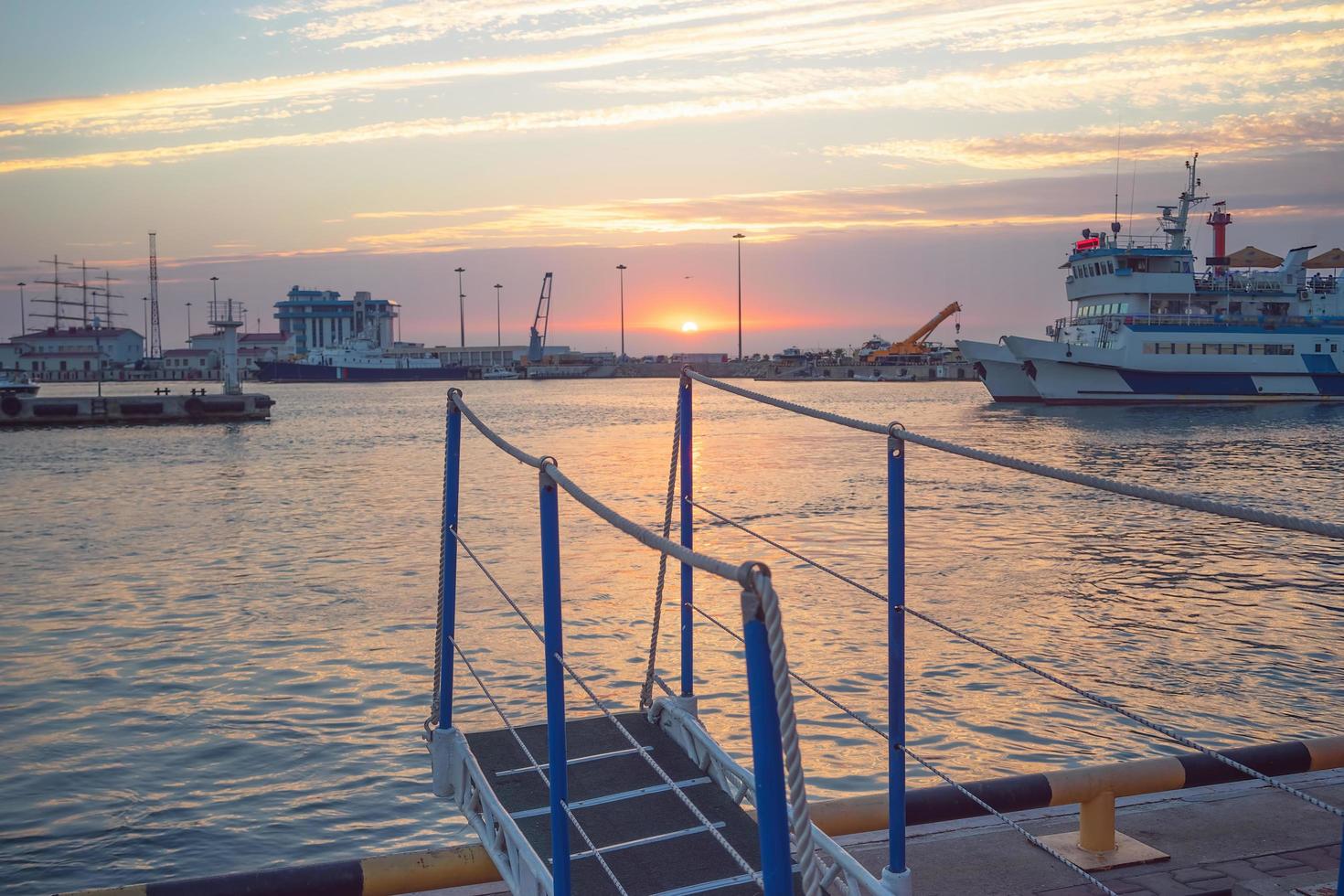 Seehafen mit Schiffen und einem bunten Sonnenuntergang in Sotschi, Russland foto