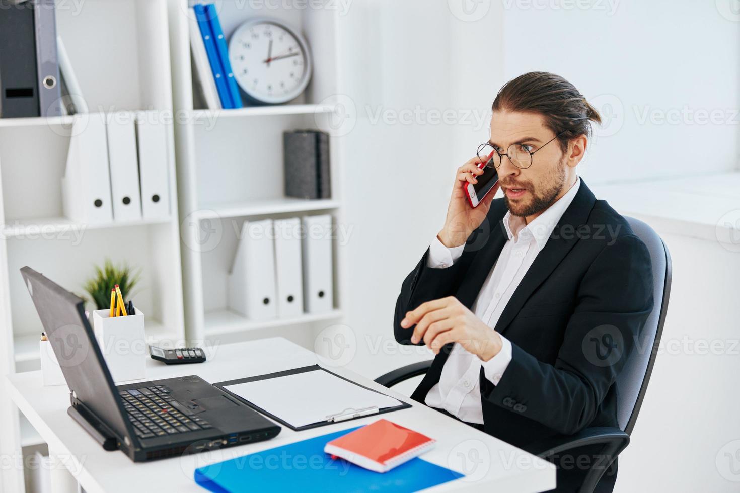 Mann im ein passen Telefon Laptop Arbeit Emotionen Lebensstil foto