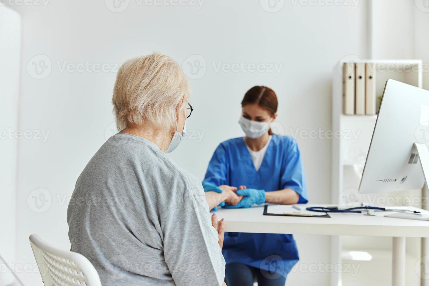 weiblich Arzt geduldig Untersuchung Behandlung foto