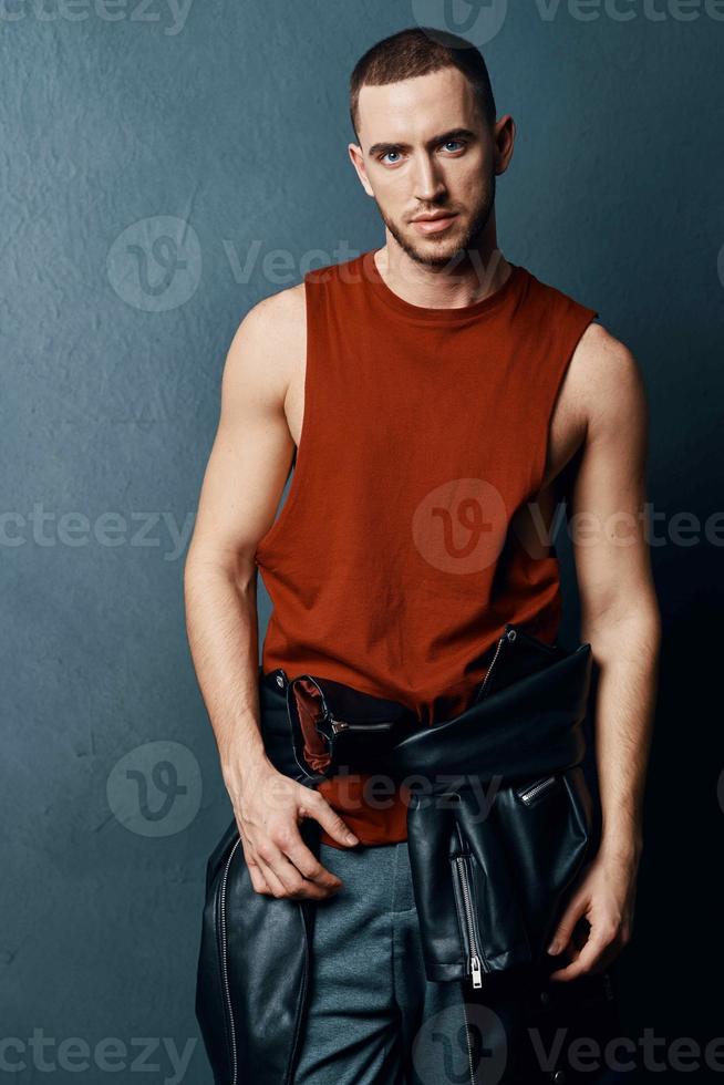 gut aussehend Mann tragen Hut rot t Hemd Mode posieren Studio foto