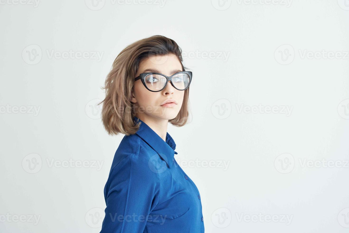 Frau Blau Hemden mit Brille Mode posieren Licht Hintergrund foto