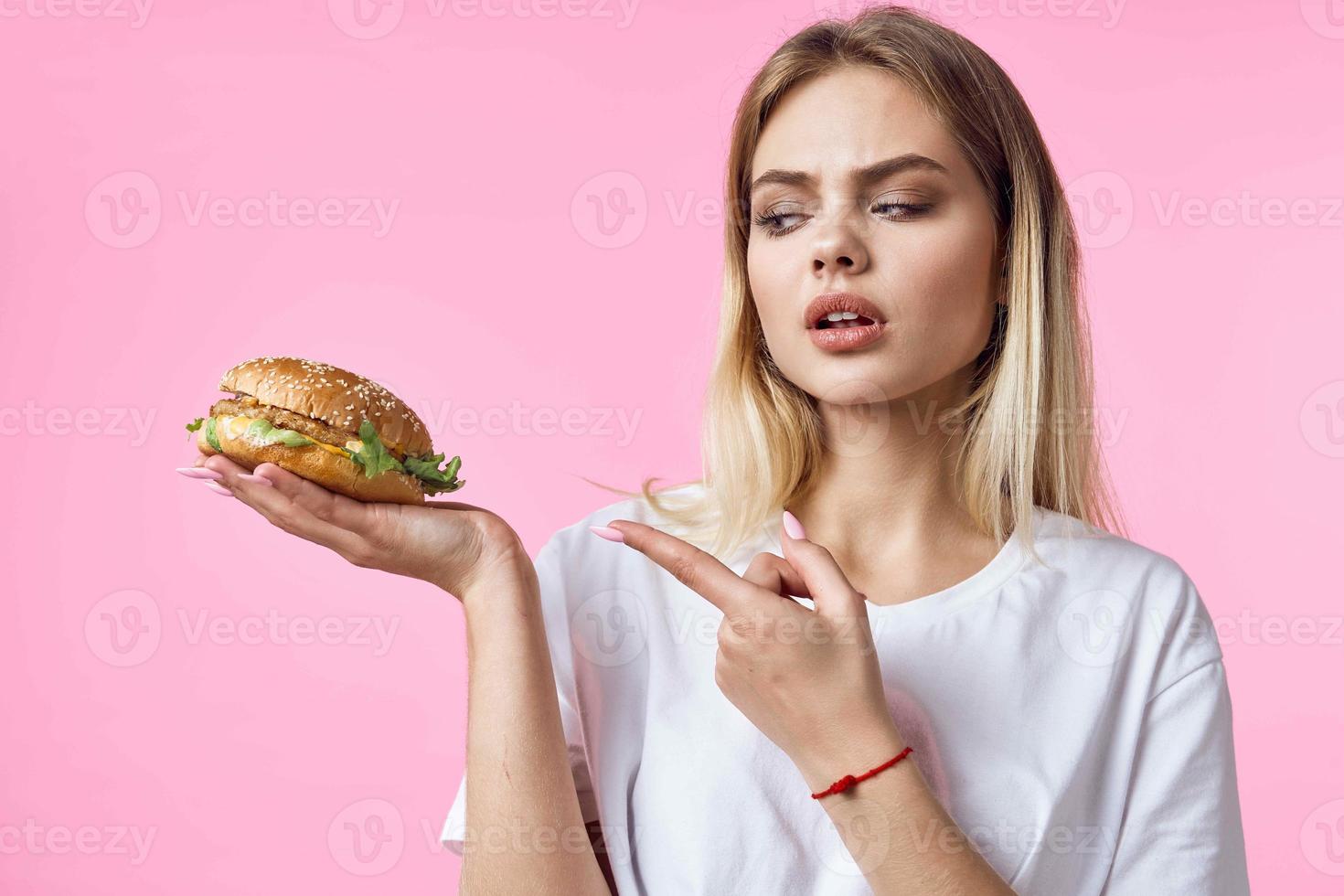 Frau im Weiß T-Shirt Hamburger Snack köstlich Essen Restaurant foto