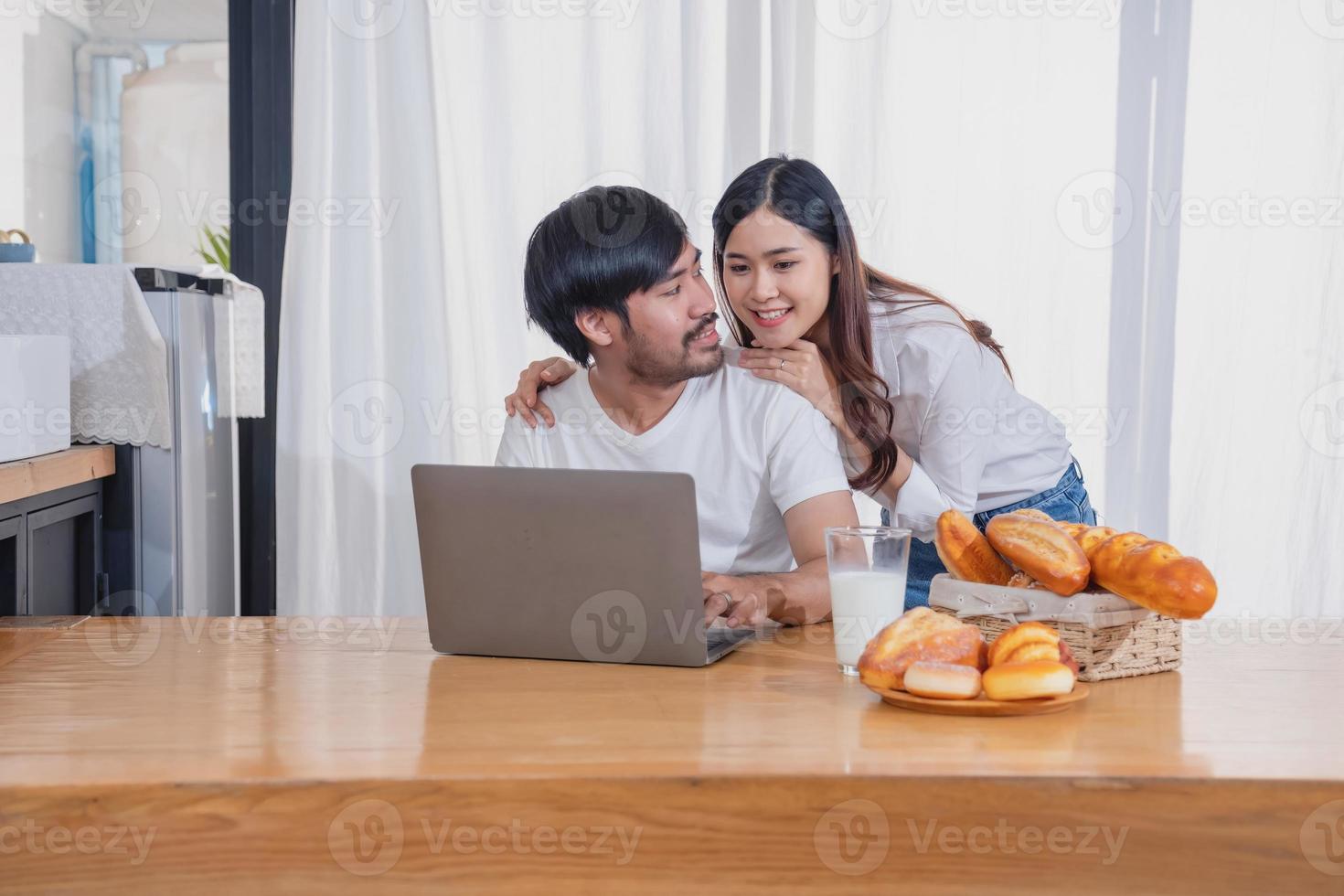 jung asiatisch Paar Kochen mit Früchte und Gemüse und mit Laptop im das Küche zu Koch Essen zusammen innerhalb das Familie glücklich, Familie Konzept. foto