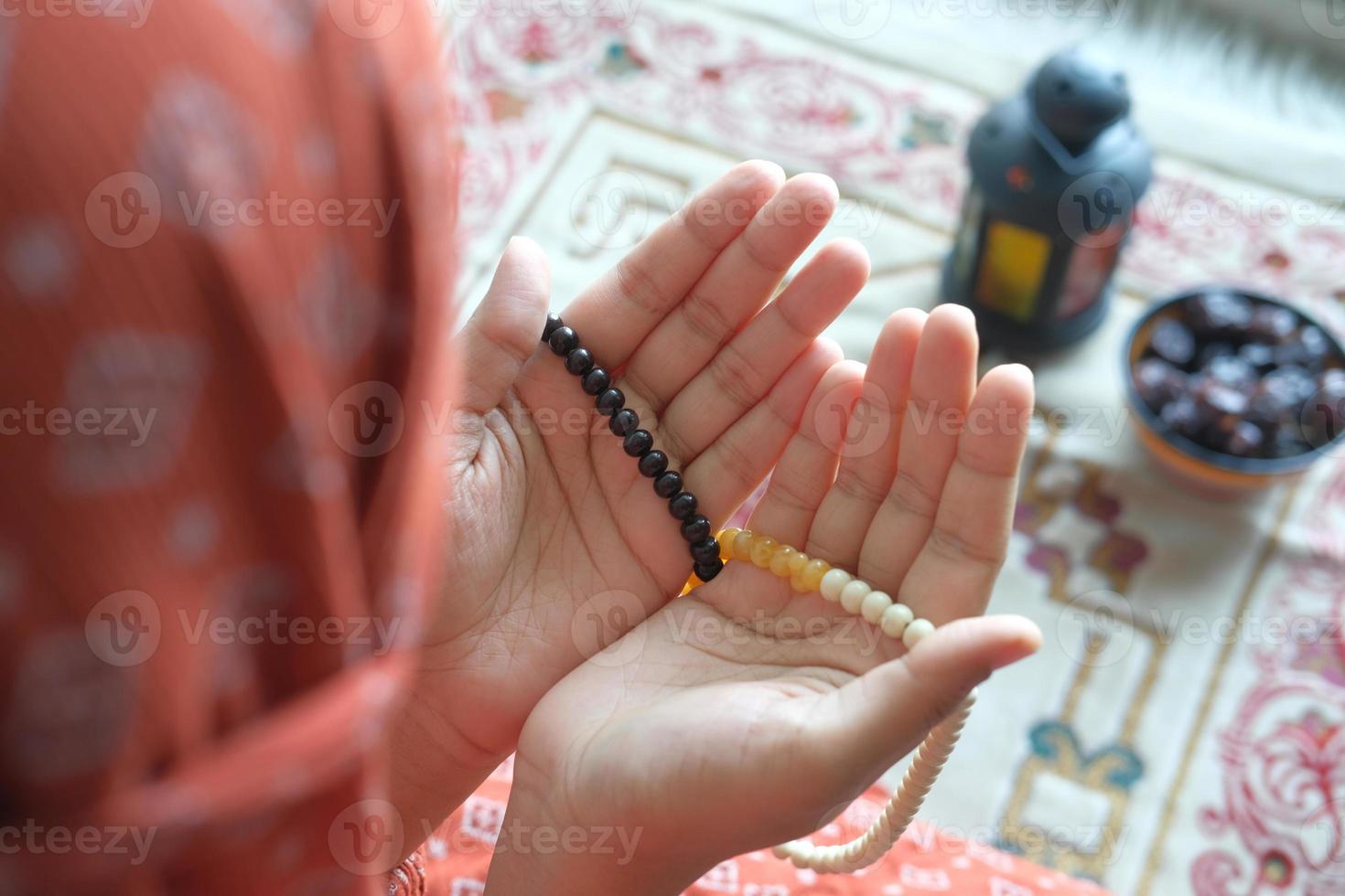 Gebetsperlen in Händen foto