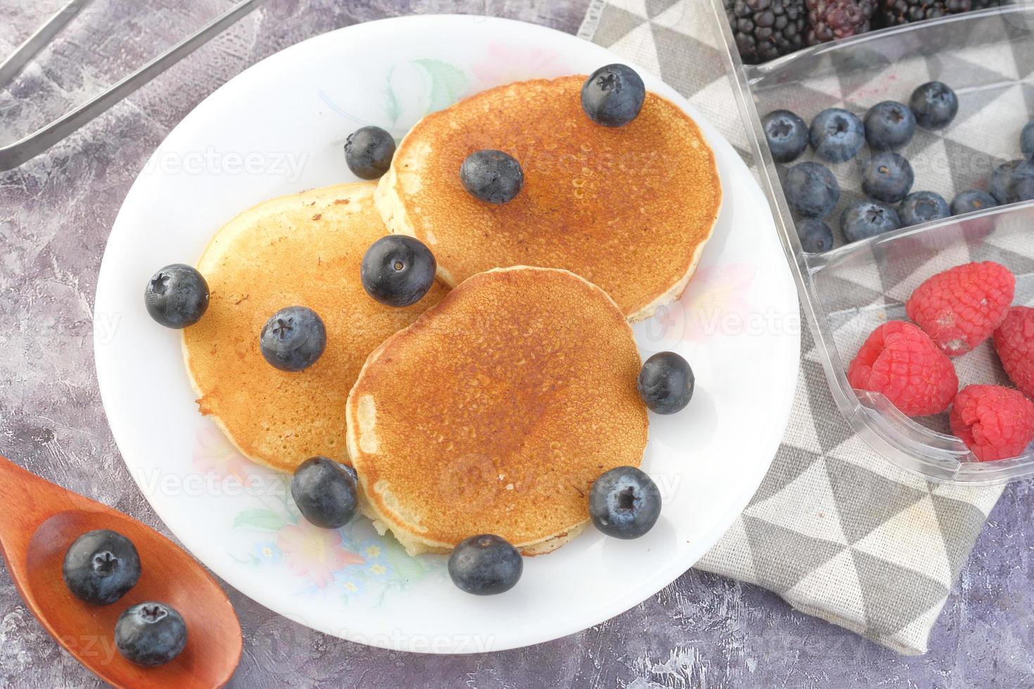 Draufsicht auf Beeren und Pfannkuchen foto