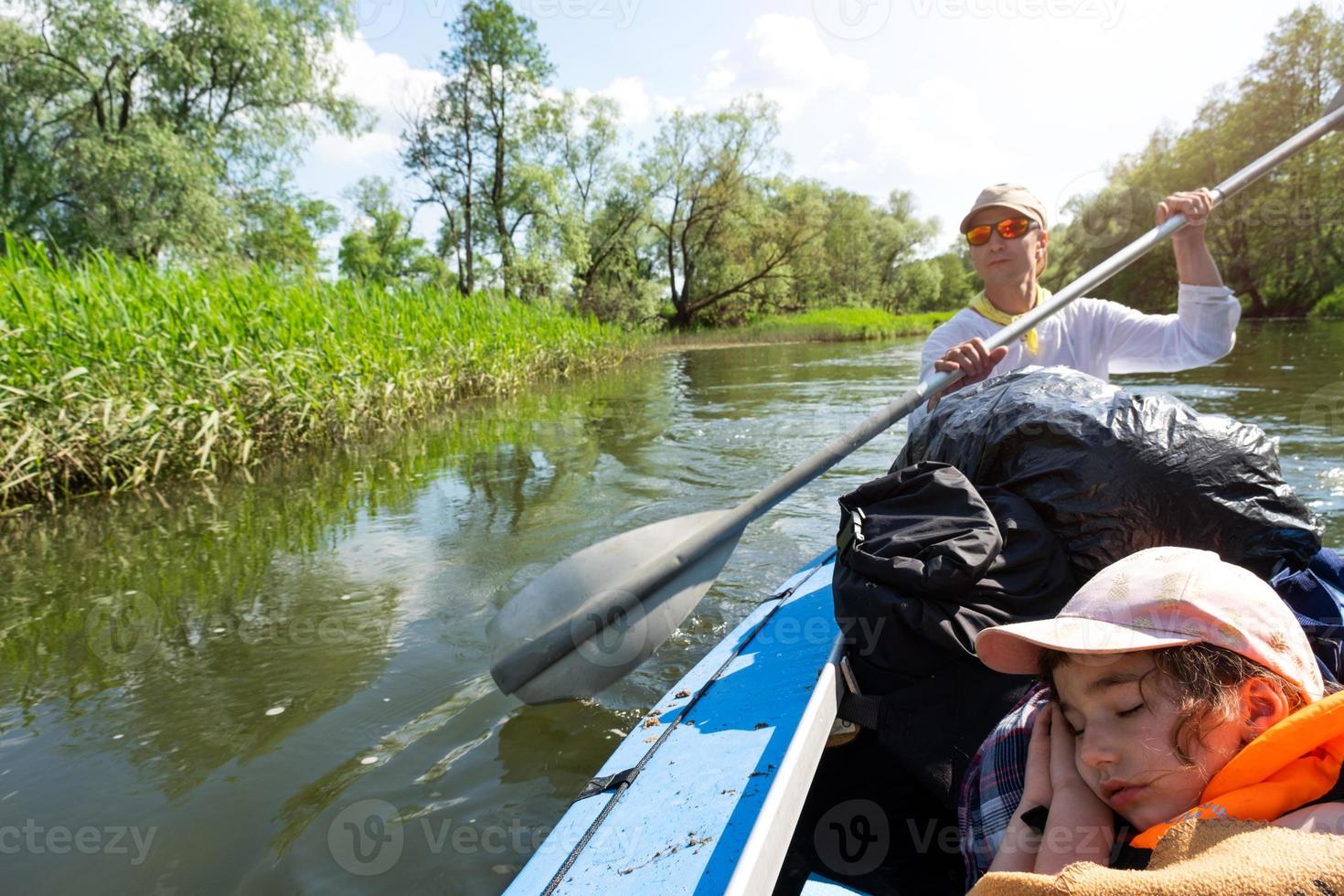 Kajaktour für die Familie. Vater und Tochter Ruderboot auf dem Fluss, eine Wasserwanderung, ein Sommerabenteuer. umweltfreundlicher und extremer Tourismus, aktiver und gesunder Lebensstil foto