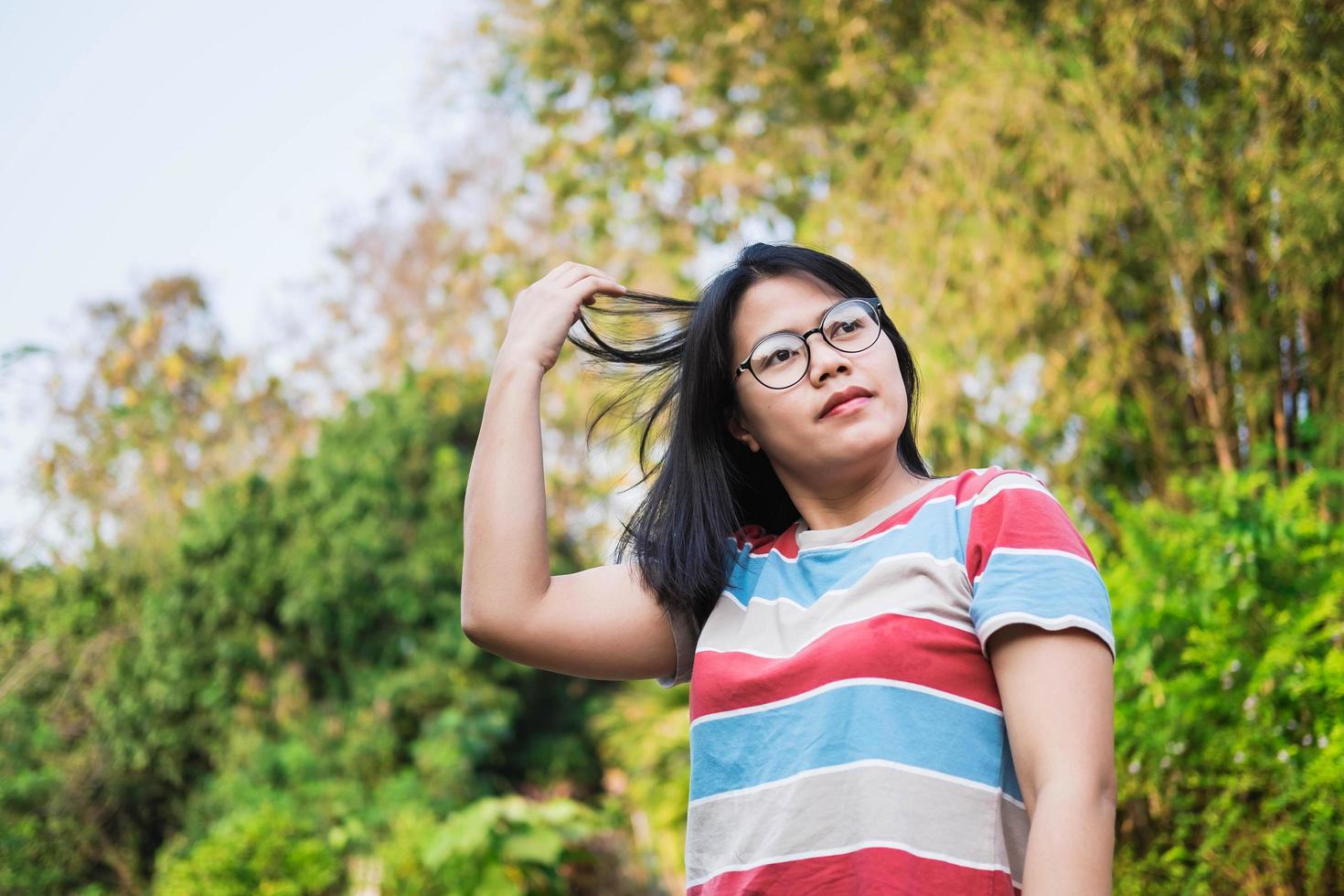 Frau läuft Finger durch Haare foto