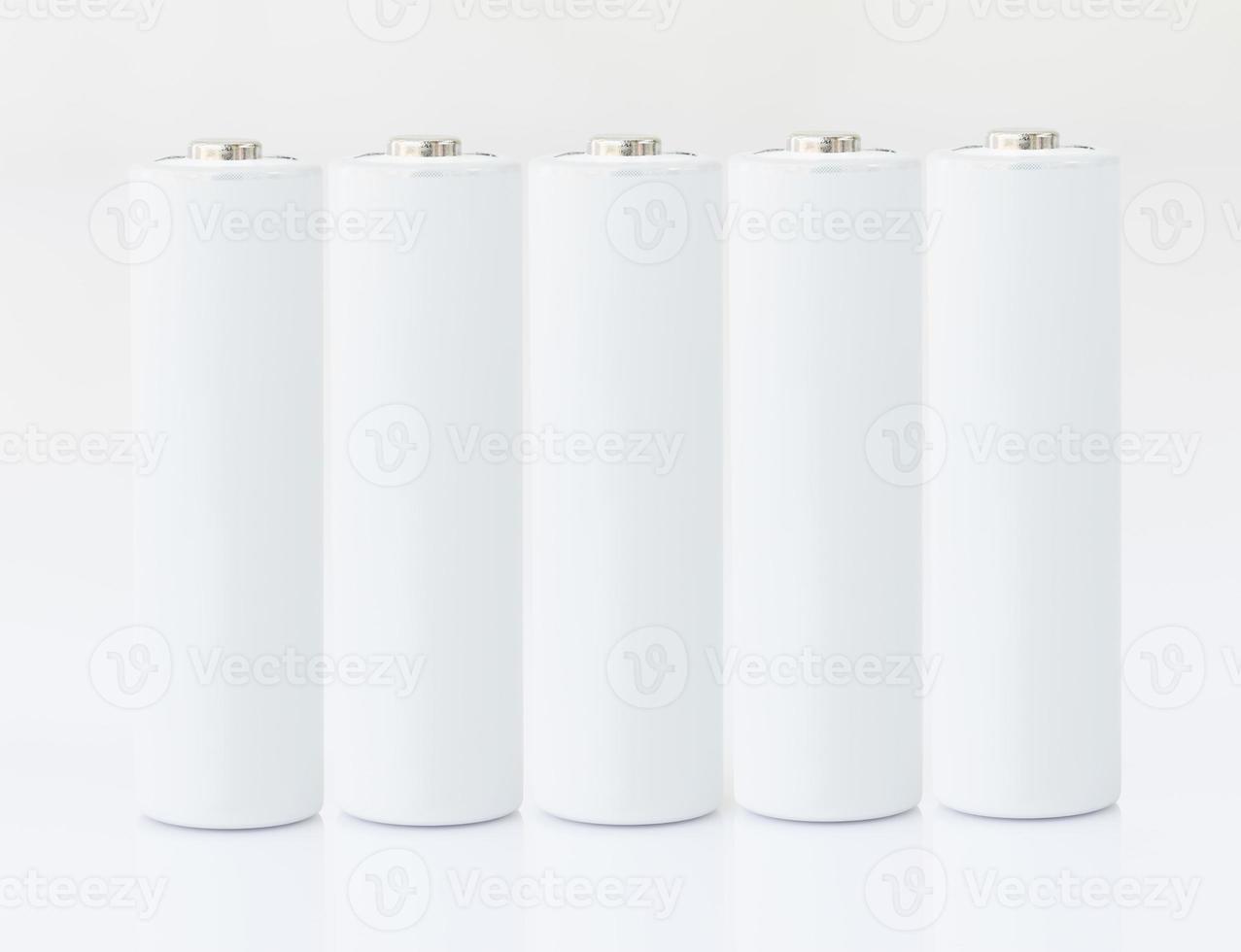 AA-Batterien über weiß foto