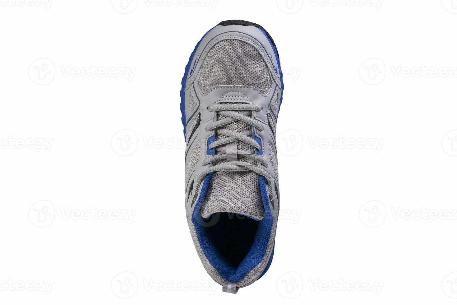 grau Sneaker mit Blau Akzente isoliert. Sport Schuhe auf ein Weiß Hintergrund. foto