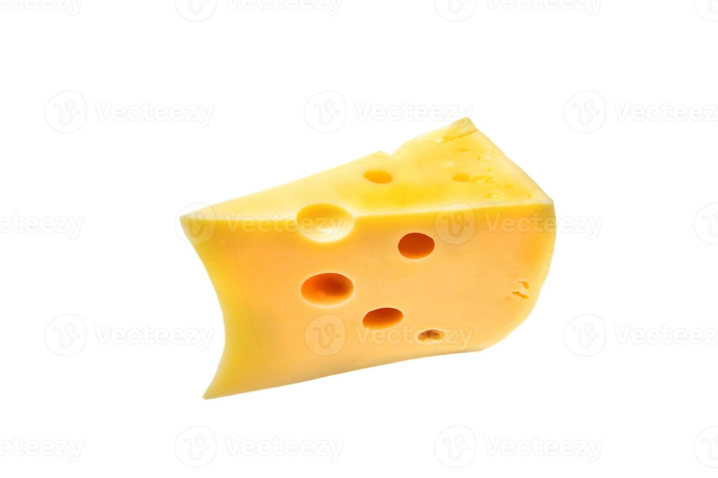 Stück von Käse isoliert auf Weiß Hintergrund. foto