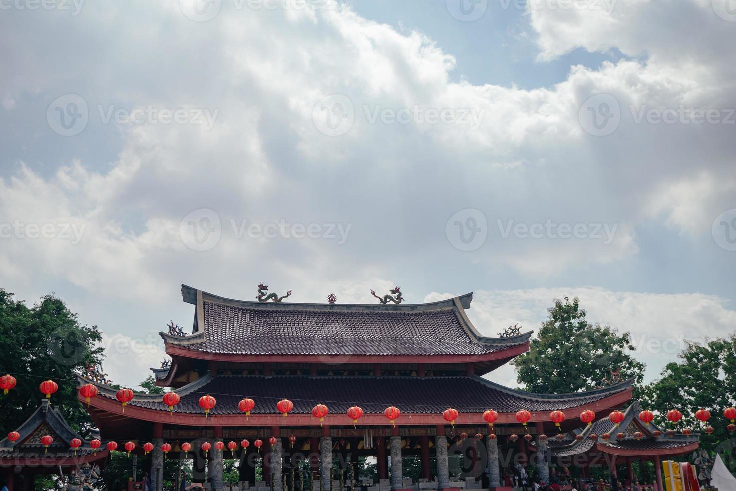 Dachziegel von traditionell Chinesisch Tempel wann Tag Zeit von Chinesisch Neu Jahr. das Foto ist geeignet zu verwenden zum Chinesisch Neu Jahr, Mond- Neu Jahr Hintergrund und Inhalt Medien.