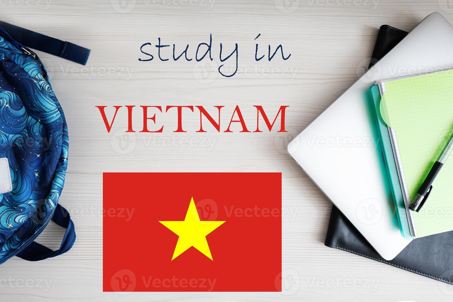 Studie im Vietnam. Hintergrund mit Notizblock, Laptop und Rucksack. Bildung Konzept. foto