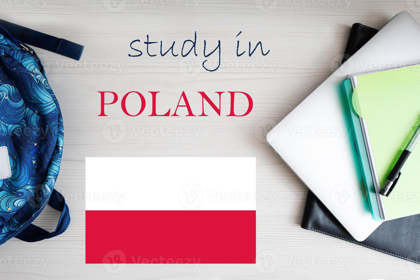 Studie im Polen. Hintergrund mit Notizblock, Laptop und Rucksack. Bildung Konzept. foto