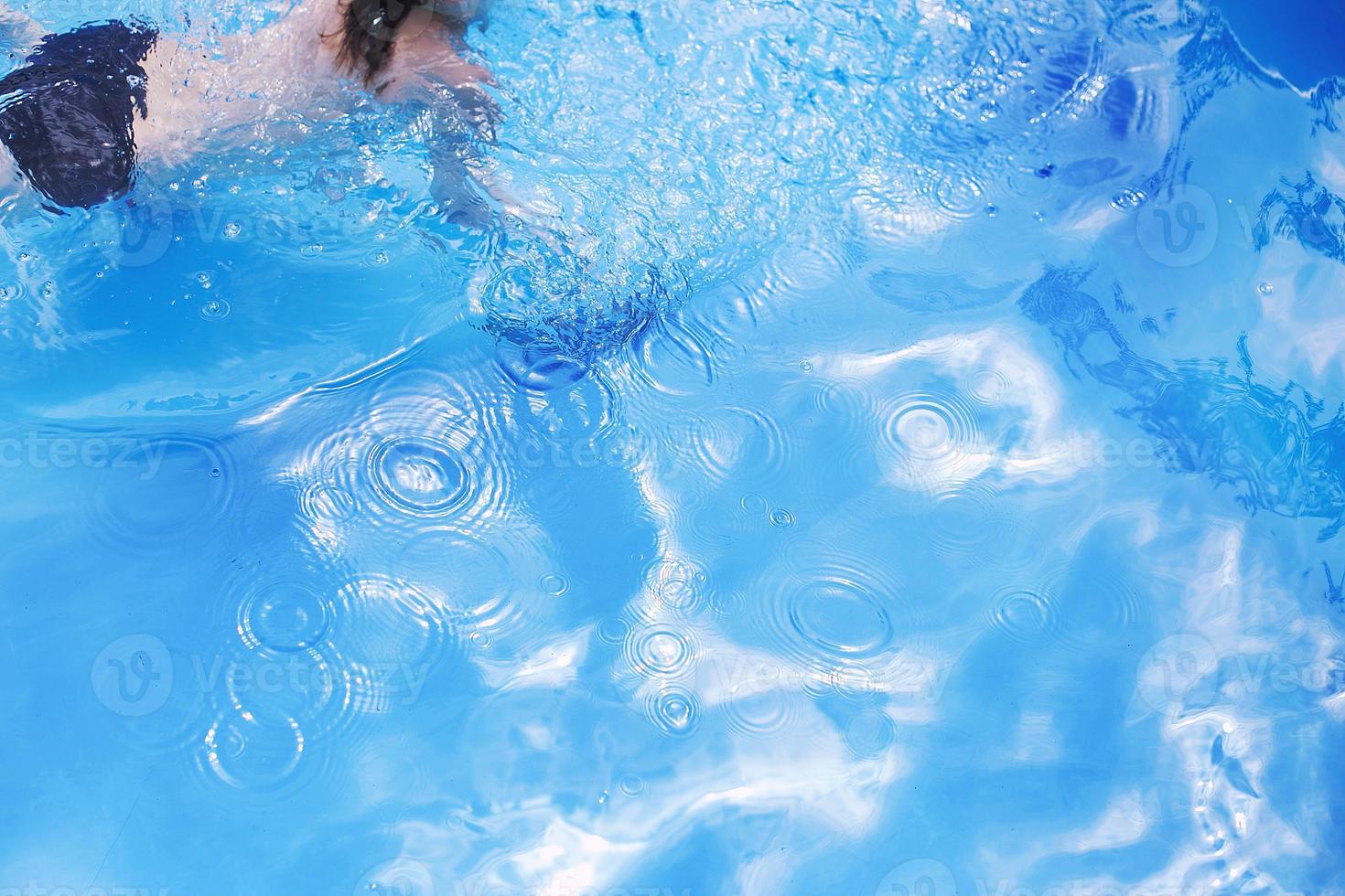 Junge schwimmt im das Schwimmbad. Junge Lernen zu schwimmen im das Schwimmbad foto