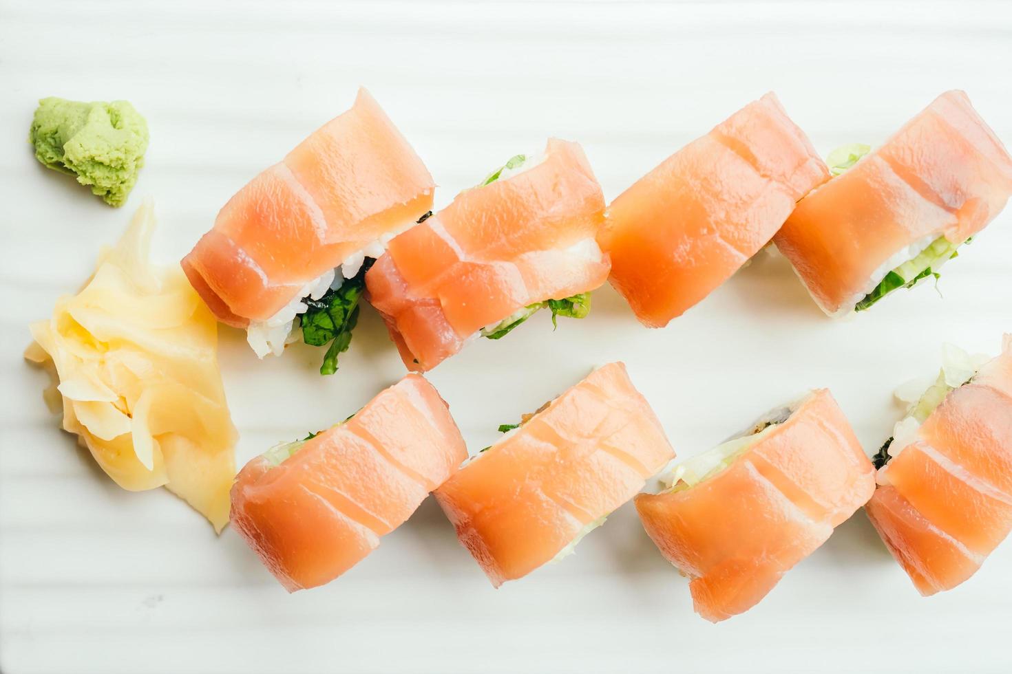 rohe frische Sushi-Rolle mit Wasabi in weißer Platte foto