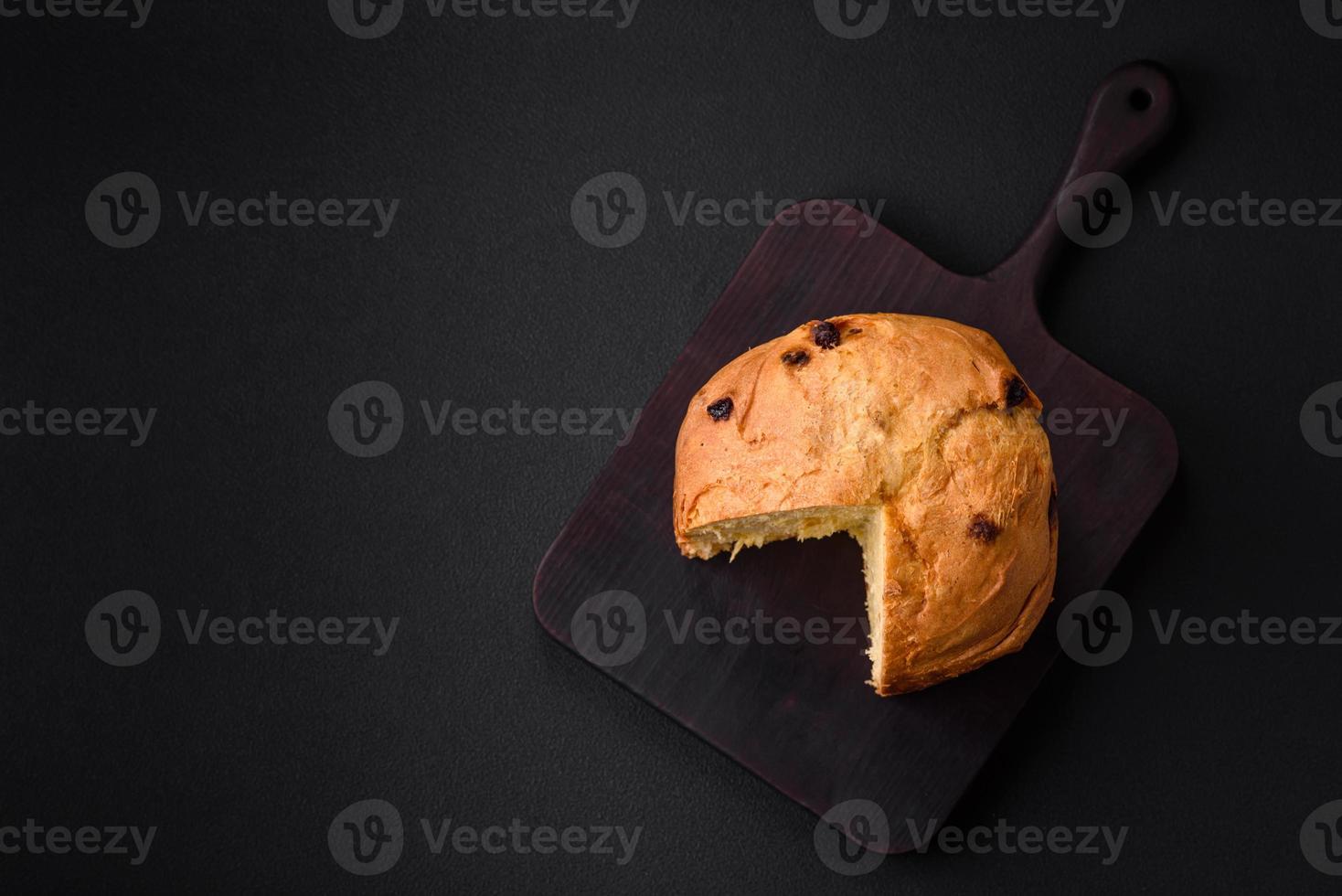 Ostern Kuchen oder Panettone mit Rosinen und kandiert Früchte foto