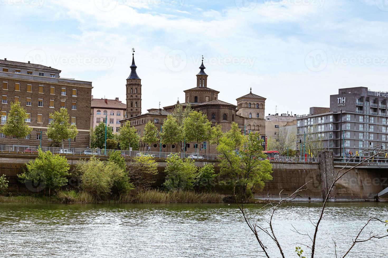 Landschaft nuestra Senora del pilar Kathedrale Basilika Aussicht von das ebro Fluss im ein Frühling Tag foto