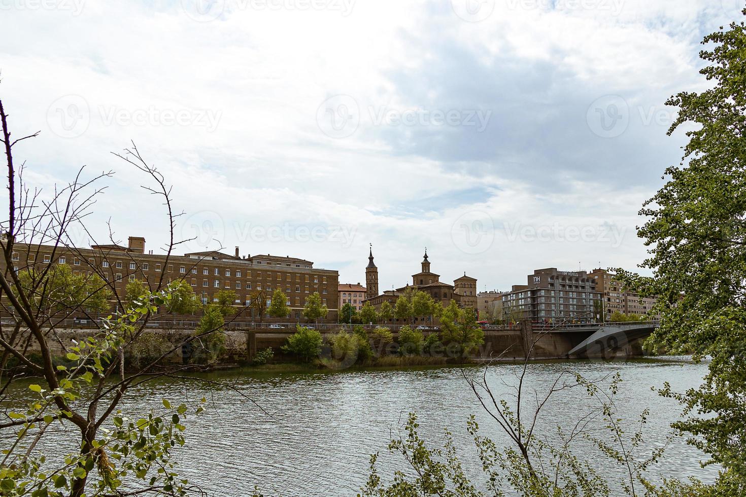 Landschaft nuestra Senora del pilar Kathedrale Basilika Aussicht von das ebro Fluss im ein Frühling Tag foto