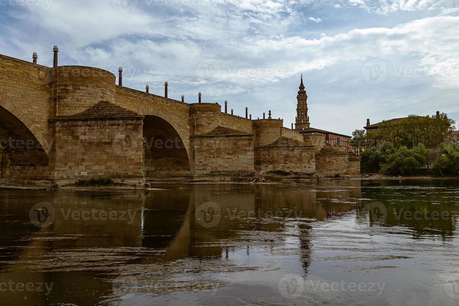 Stein historisch Brücke Über das ebro Fluss im Saragossa Spanien foto