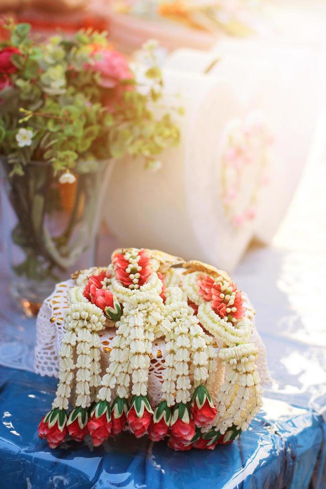 Blume Girlanden auf ein Gold Tablett im Tradition thailändisch Hochzeit Zeremonie Tag. Jasmin Girlande. foto