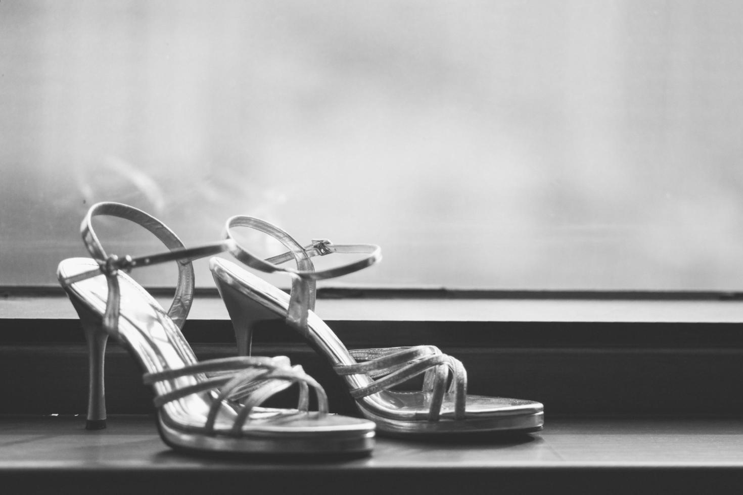 Braut Schuhe im Hochzeit Zeremonie auf das Glas Fenster foto