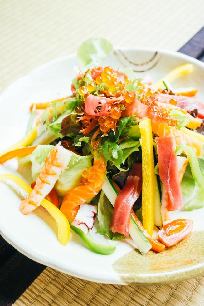 rohes und frisches Sashimi-Fischfleisch mit Gemüse foto