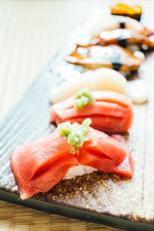 rohe und frische Nigiri-Sushi-Rolle foto