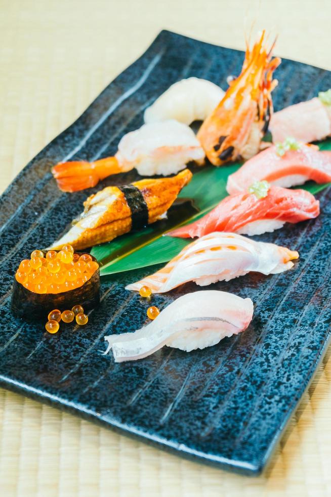 rohe und frische Lachs-Thunfisch-Garnelen und anderes Sushi foto