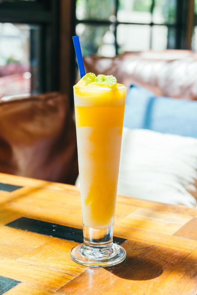 Eis trinkendes Mango-Smoothie-Glas foto