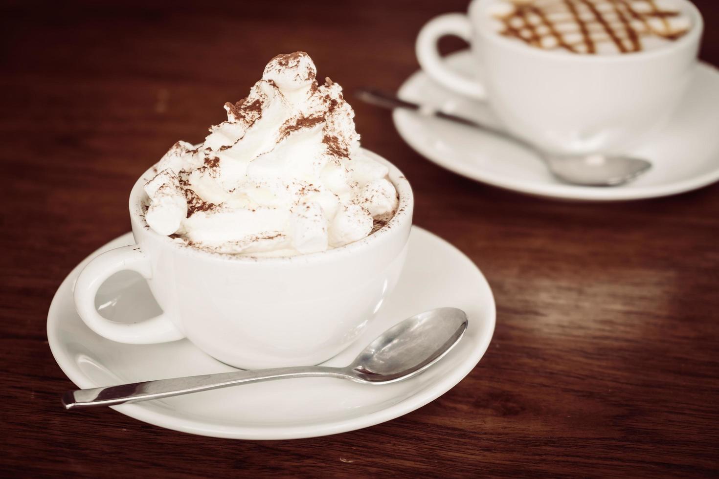 heiße Marshmallow-Schokolade in weißer Tasse foto