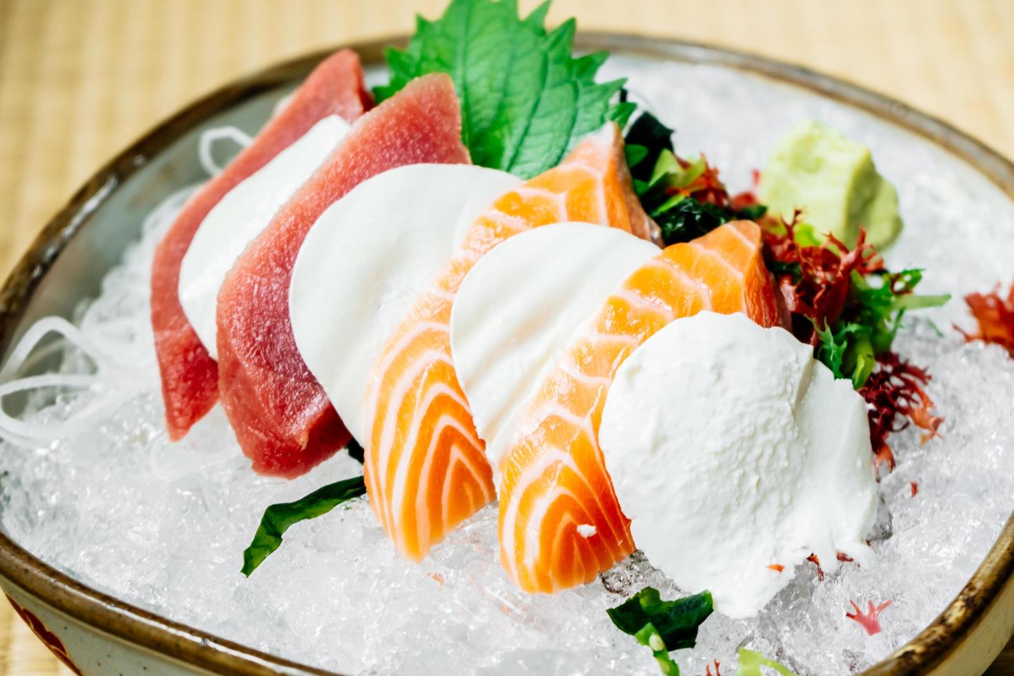 roher und frischer Sashimi mit Lachs und Thunfischfleisch foto