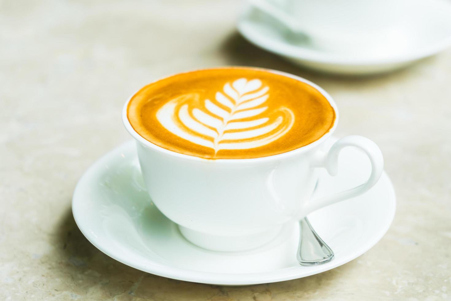 weiße Tasse mit Lattekaffee foto