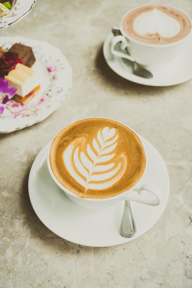 weiße Tasse mit Lattekaffee foto
