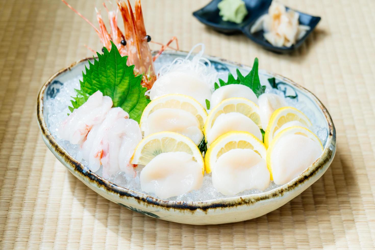 roher und frischer Sashimi mit heißer Auster und Garnele oder Garnele foto